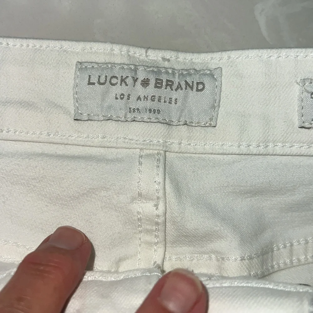 Lucky brand white denim Mid Rise short “Ava” Sz. 6/28, 6”inseam, 9“rise, EUC